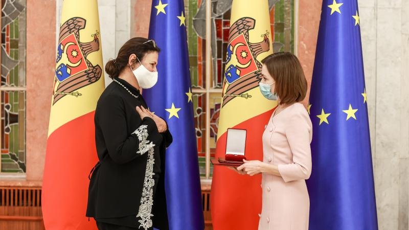 Katarína Mathernová reprezentanta Comisiei Europene a fost decorată cu