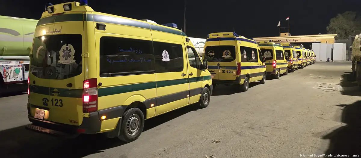 Ambulanțe egiptene așteptând la frontiere Rafah
