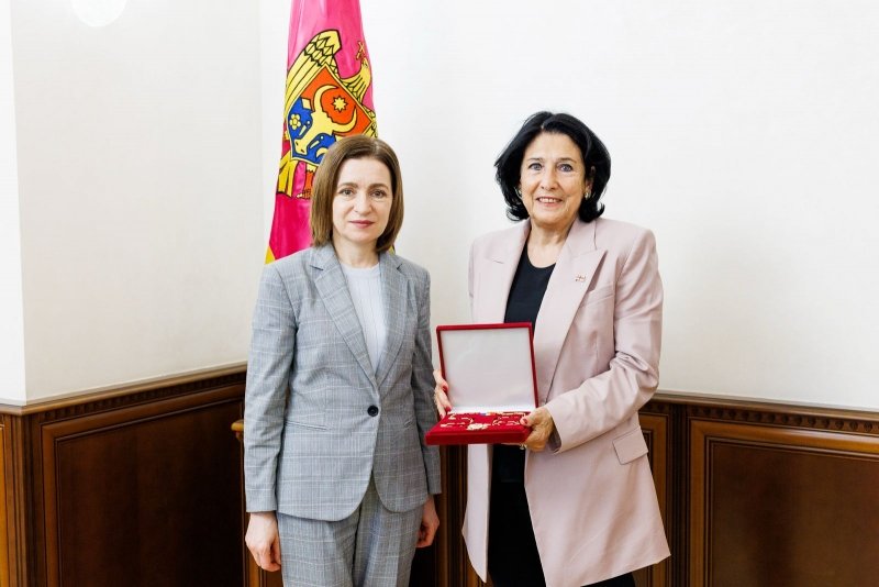 Sandu i-a înmânat fostei președinte a Georgiei, Salome Zurabișvili, Ordinul Republicii / presedinte.md
