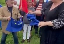 Deputata Diana Șoșoacă a rupt steagul UE de Ziua Europei și a vizitat ambasada Rusiei / Facebook / Diana Șoșoacă