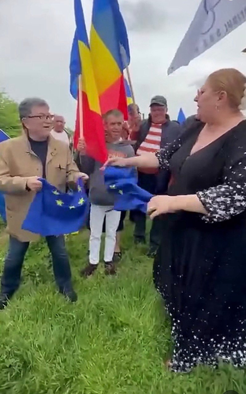 Deputata Diana Șoșoacă a rupt steagul UE de Ziua Europei și a vizitat ambasada Rusiei / Facebook / Diana Șoșoacă