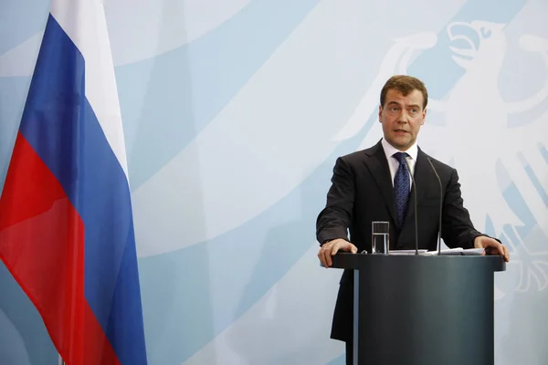 Medvedev a amenințat cu reducerea numărului de diplomați ai UE după refuzul de a părăsi Kievul / depositphotos