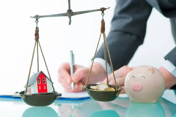 Guvernul Moldovei pregătește o amplă privatizare a bunurilor de stat/depositphotos