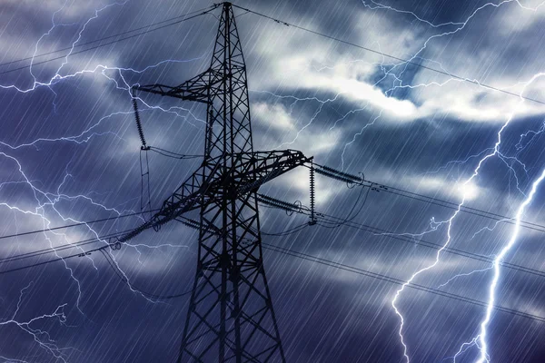 Ploile torențiale au lăsat fără electricitate o parte a Moldovei: autoritățile au cerut economisirea energiei / depositphotos