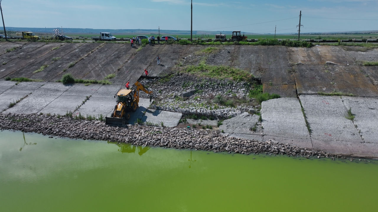 La Taraclia au început lucrările de reparație a unui dig destinat protecției împotriva inundațiilor/point.md