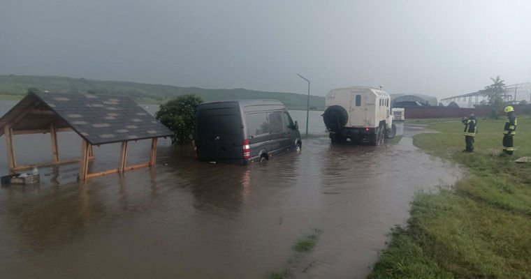 Ploile torențiale au provocat pagube în mai multe localități din Moldova: salvatorii au intervenit în zece raioane/point.md