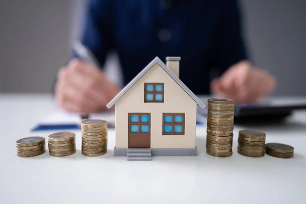 30 iunie este ultima zi pentru achitarea impozitului pe bunurile imobiliare și a impozitului funciar în Moldova / depositphotos