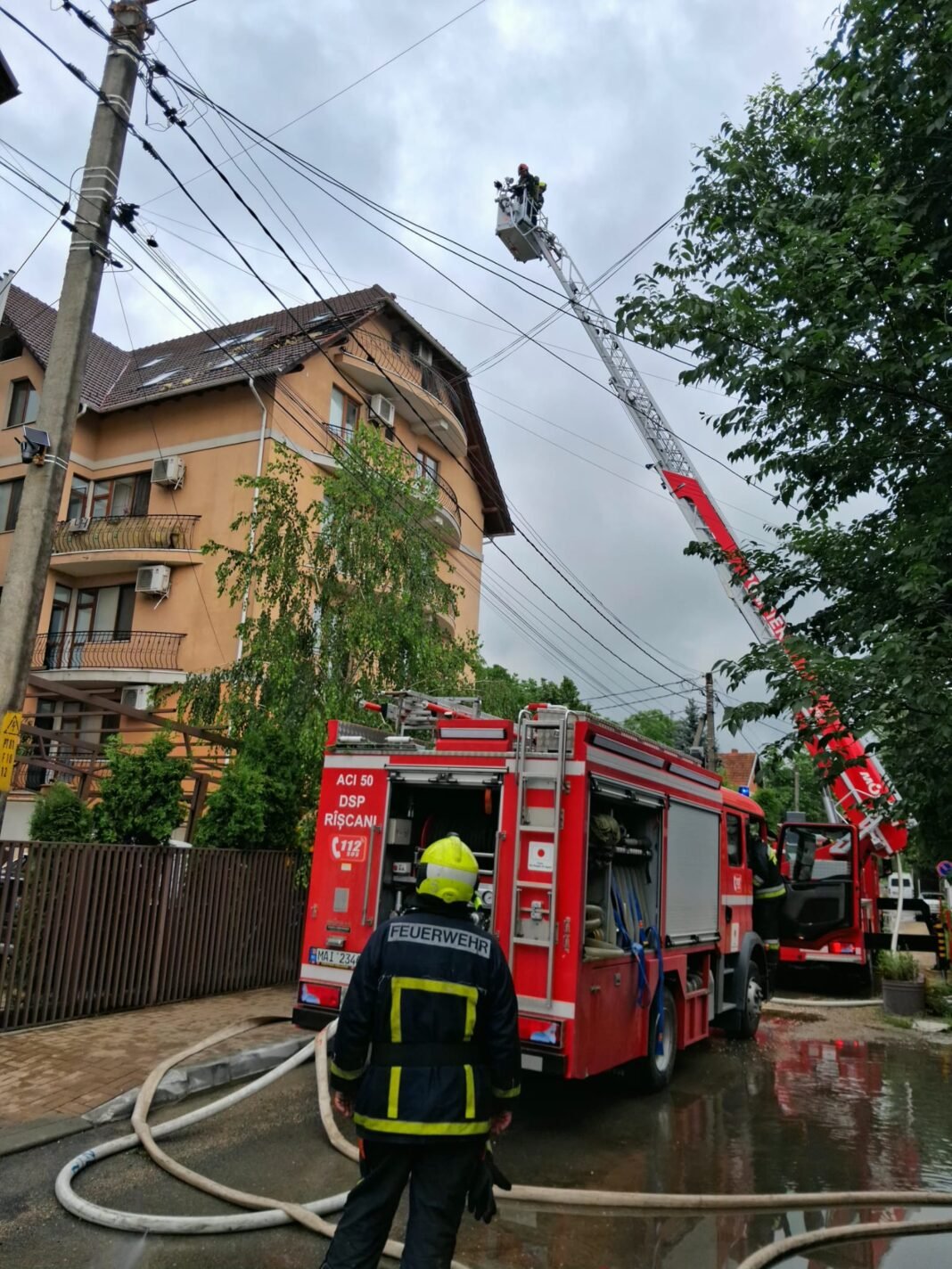 Un incendiu provocat de fulger a izbucnit într-un bloc din Chișinău: 15 persoane au fost evacuate/omniapres.md