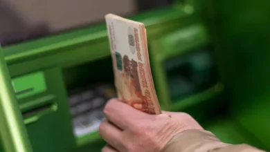 Rușii retrag masiv bani din bănci: atacurile cu drone și creșterea taxelor sporesc presiunea asupra economiei / depositphotos