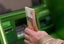 Россияне массово снимают деньги со счетов: атаки дронов и рост налогов усиливают давление на экономику / depositphotos