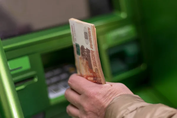 Россияне массово снимают деньги со счетов: атаки дронов и рост налогов усиливают давление на экономику / depositphotos