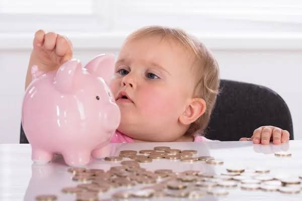 În Moldova se propune interzicerea executării indemnizațiilor pentru copii în contul datoriilor familiei / depositphotos
