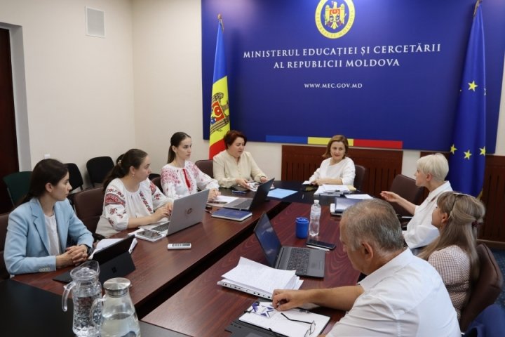 În școlile din Moldova va fi interzisă discriminarea elevilor în funcție de contribuțiile financiare ale părinților, iar protecția celor care depun plângeri va fi consolidată / mec.gov.md