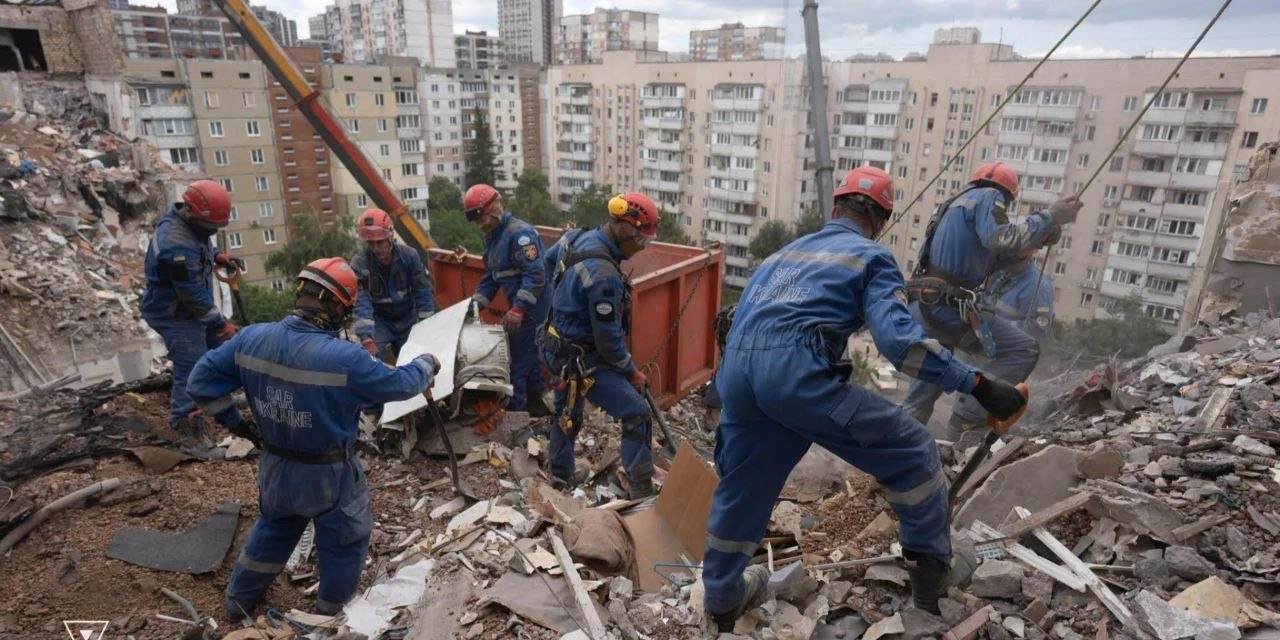 Numărul victimelor atacului rusesc asupra Kievului continuă să crească: operațiunile de salvare sunt în desfășurare/Serviciul de Urgență de Stat al Ucrainei