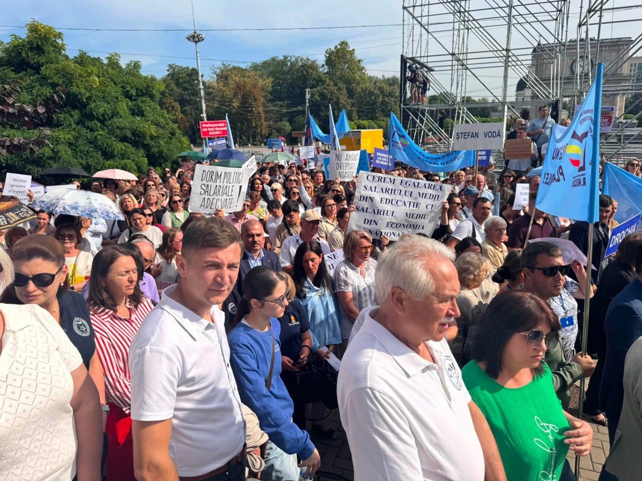 Profesorii din Moldova pregătesc un nou protest pe 1 septembrie din cauza anulării majorării salariale promise / social media