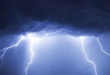 Удар молнии вывел из строя железнодорожные переезды и разделил немецкий город на две части/depositphotos