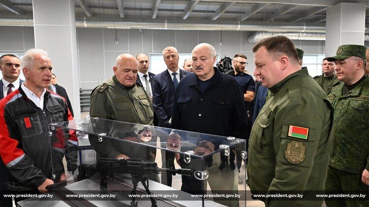 Лукашенко получил «белорусский автомат», созданный при помощи иранского оборудования / president.gov.by