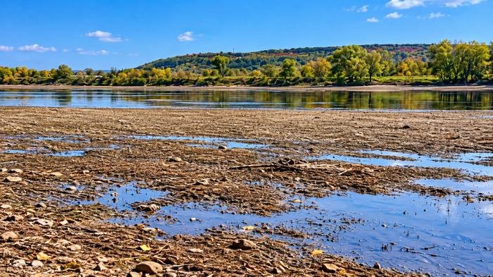 Днестр обмелел: в Молдове реку можно перейти пешком / ecology.md