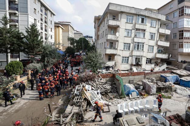 Cinci persoane au murit în urma prăbușirii unui bloc de locuințe din Istanbul/AP