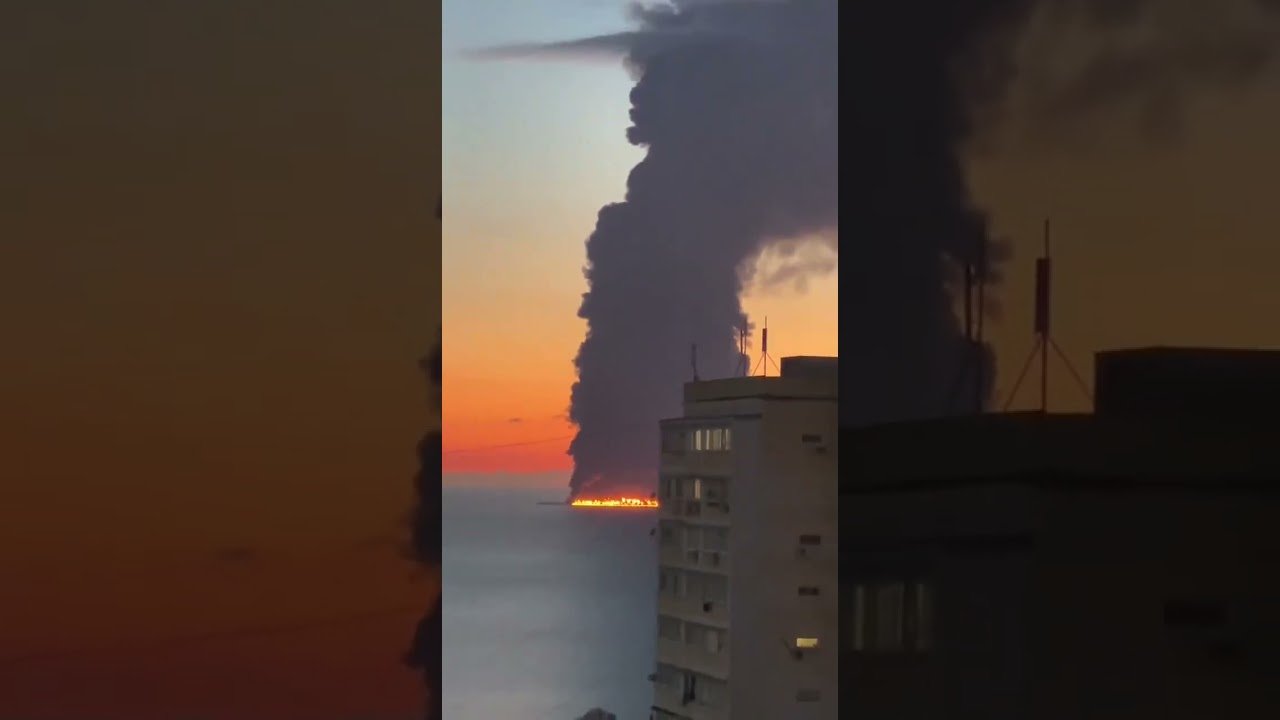 Un pete de petrol de 25 de kilometri pătrați s-a format în Marea Neagră după atacul cu drone asupra unui tanc petrolier lângă Soci/Meduza