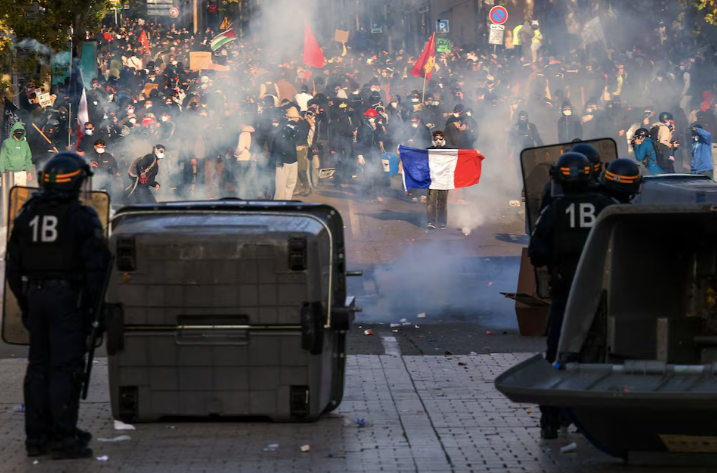 Во Франции сотни тысяч человек вышли на протесты: в Париже и Марселе вспыхнули столкновения / reuters.com